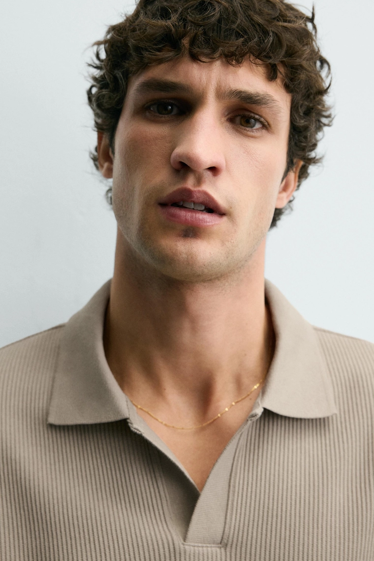 Поло с вертикальным рельефом