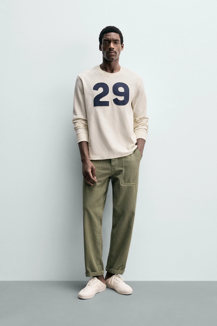 Футболка с широкими рисунками в стиле вафельного трикотажа