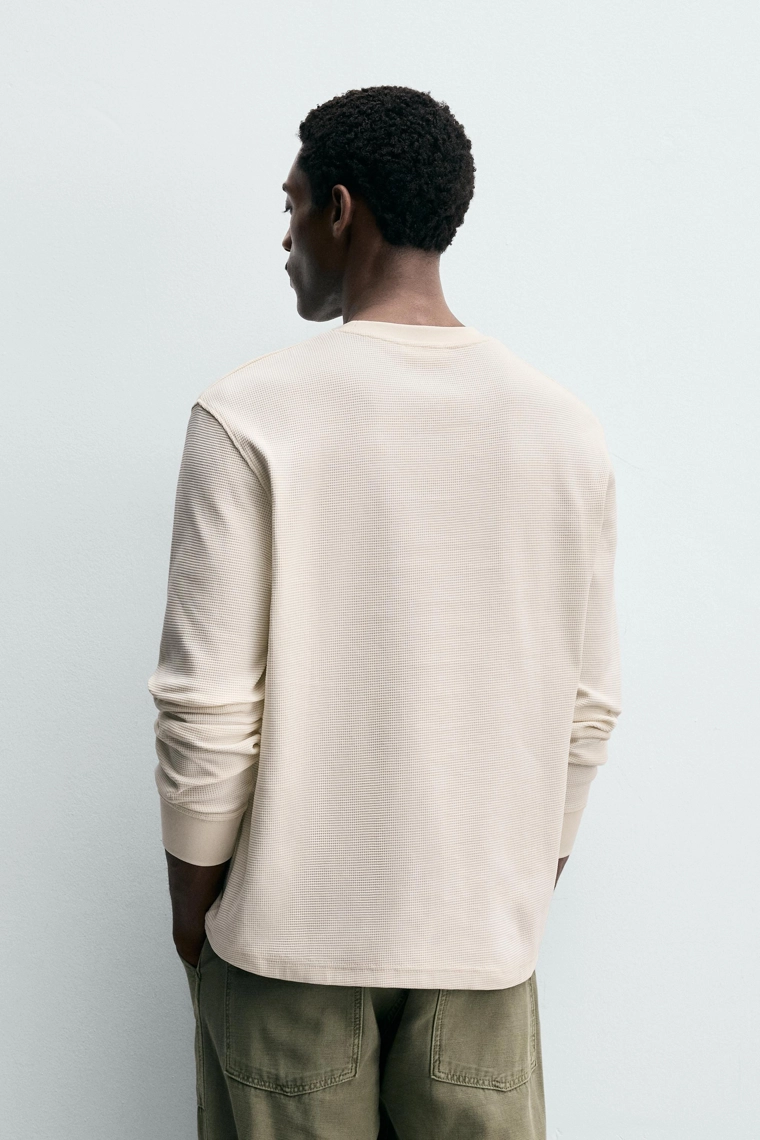 Футболка с широкими рисунками в стиле вафельного трикотажа