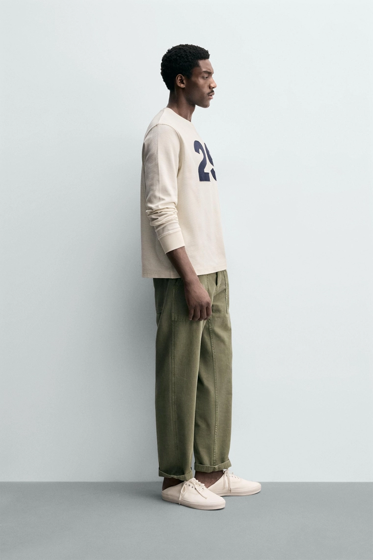 Футболка с широкими рисунками в стиле вафельного трикотажа