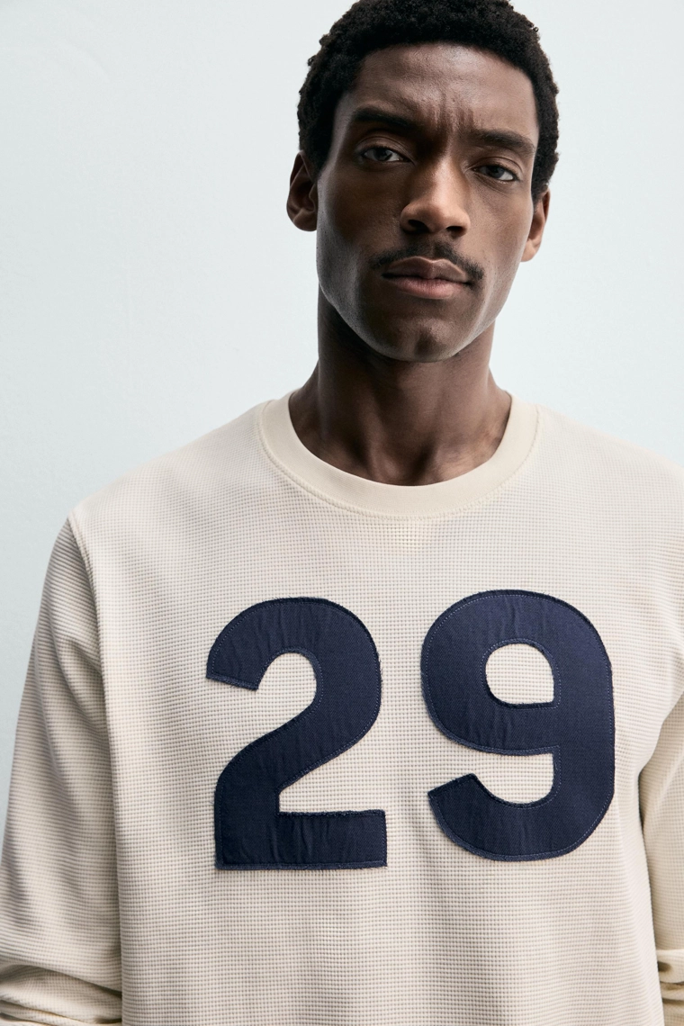 Футболка с широкими рисунками в стиле вафельного трикотажа