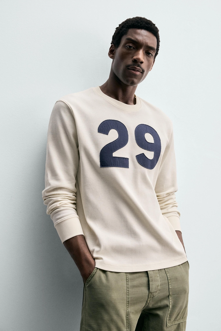 Футболка с широкими рисунками в стиле вафельного трикотажа