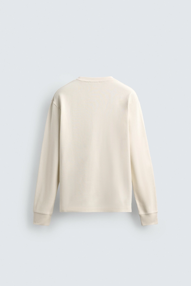 Футболка с широкими рисунками в стиле вафельного трикотажа