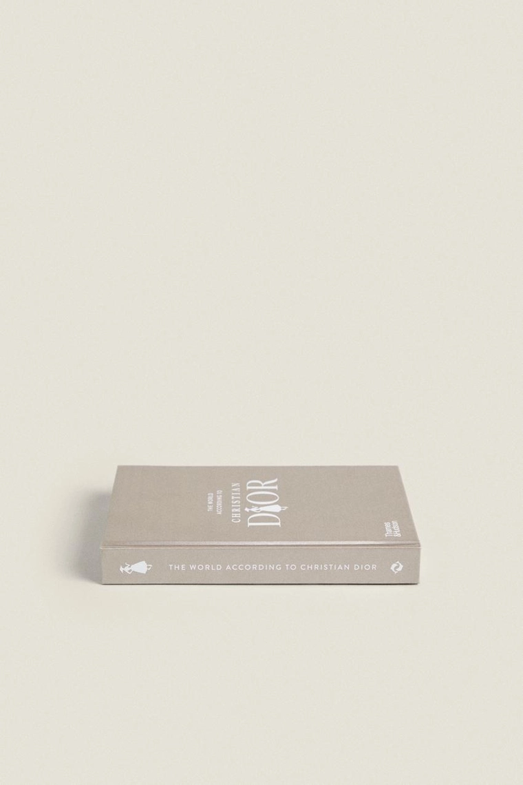 Книга «мир по версии кристиана диора» (английский)