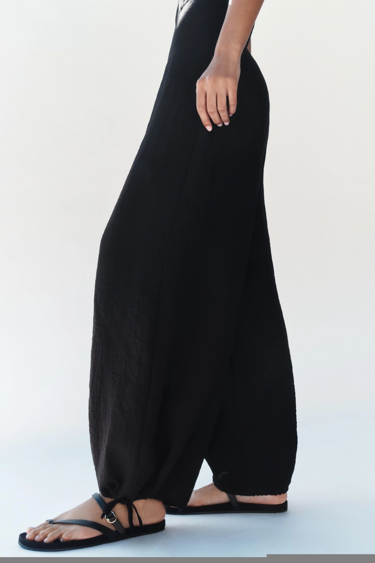 Комбинезон с открытыми плечами и широкими брюками