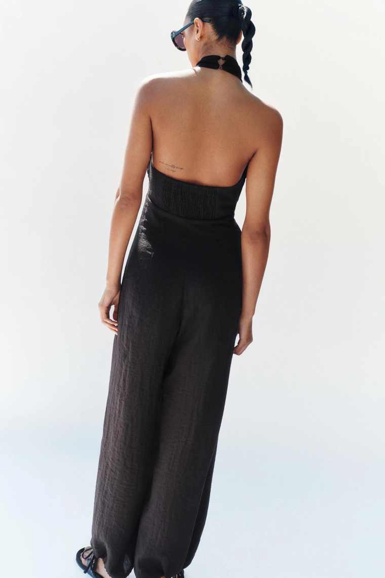 Комбинезон с открытыми плечами и широкими брюками