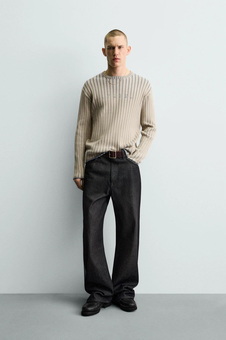 Узкий вязаный свитер с лозунгом