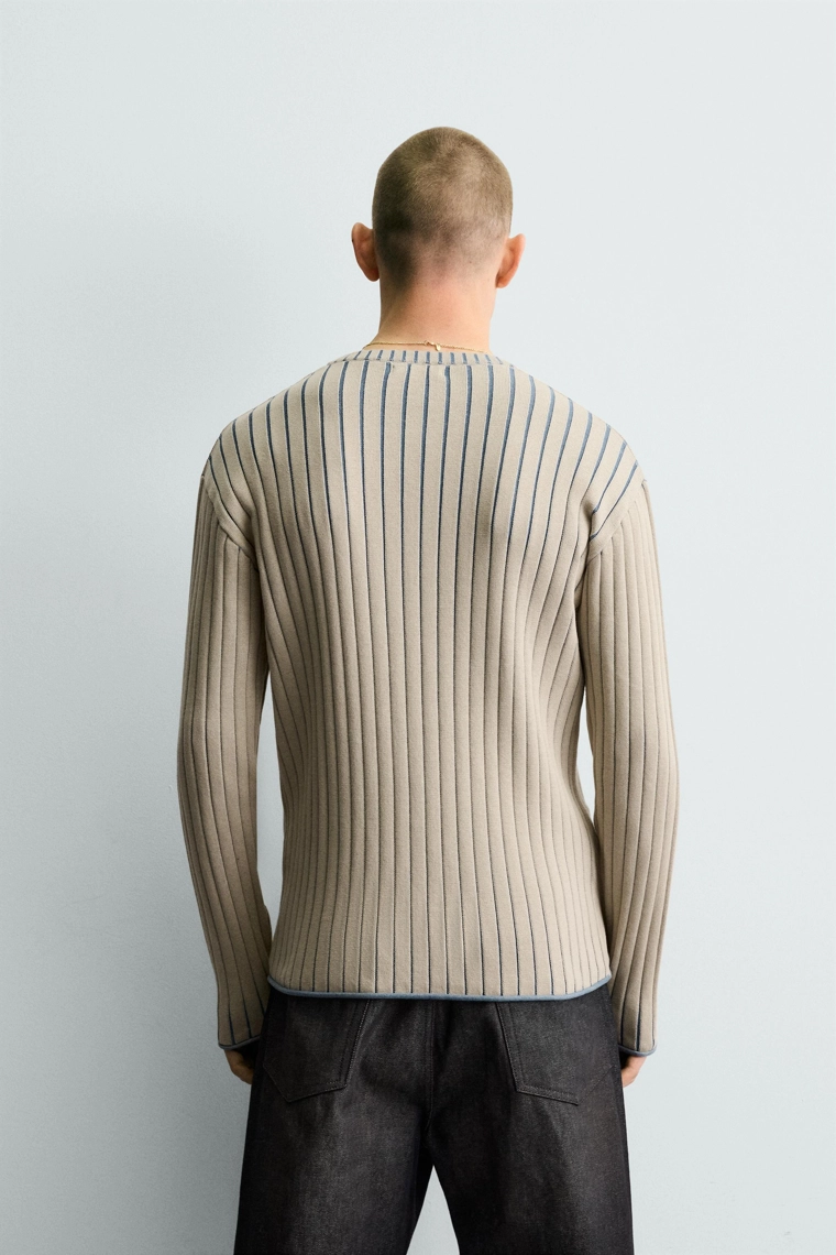 Узкий вязаный свитер с лозунгом