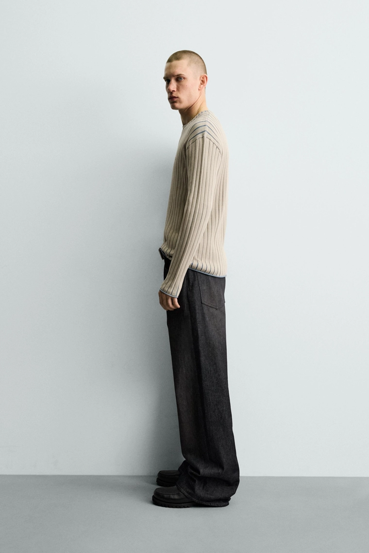 Узкий вязаный свитер с лозунгом