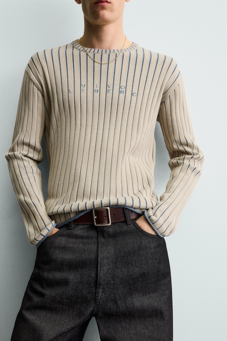 Узкий вязаный свитер с лозунгом