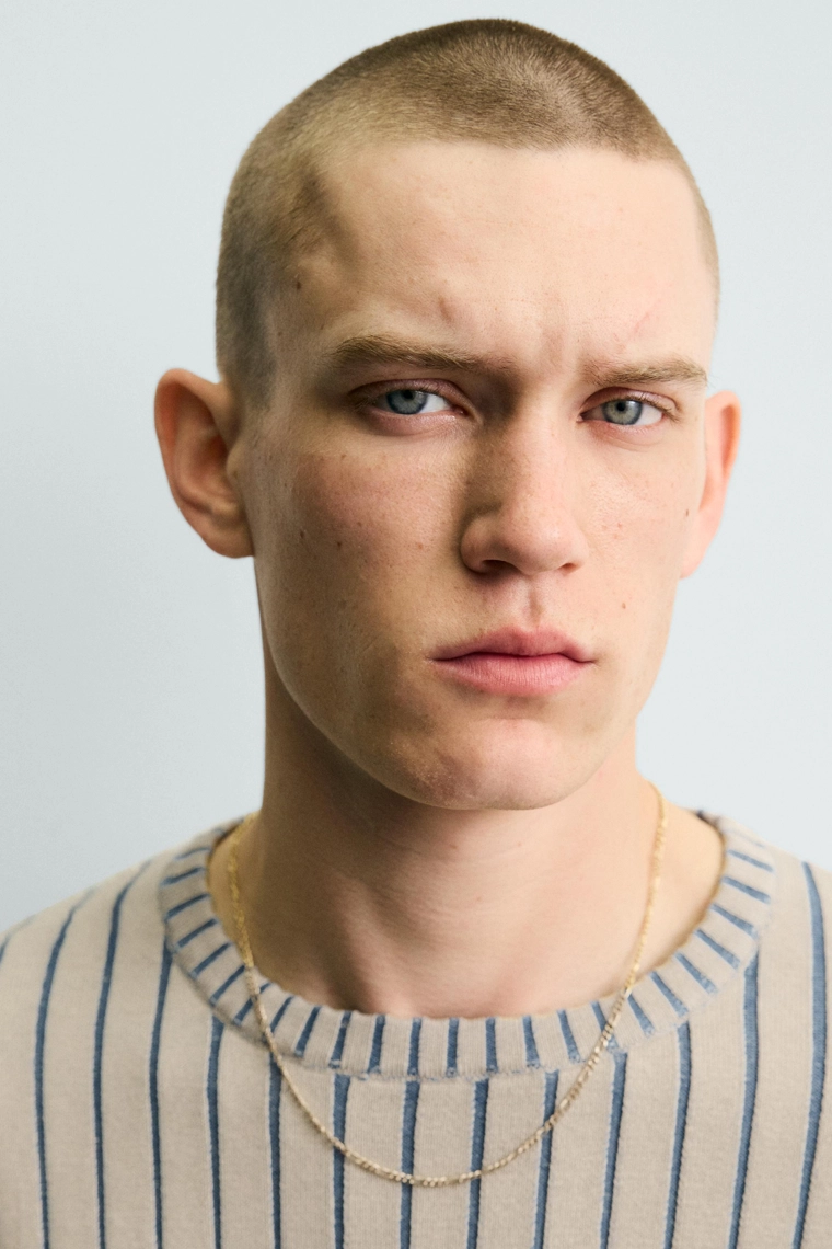 Узкий вязаный свитер с лозунгом