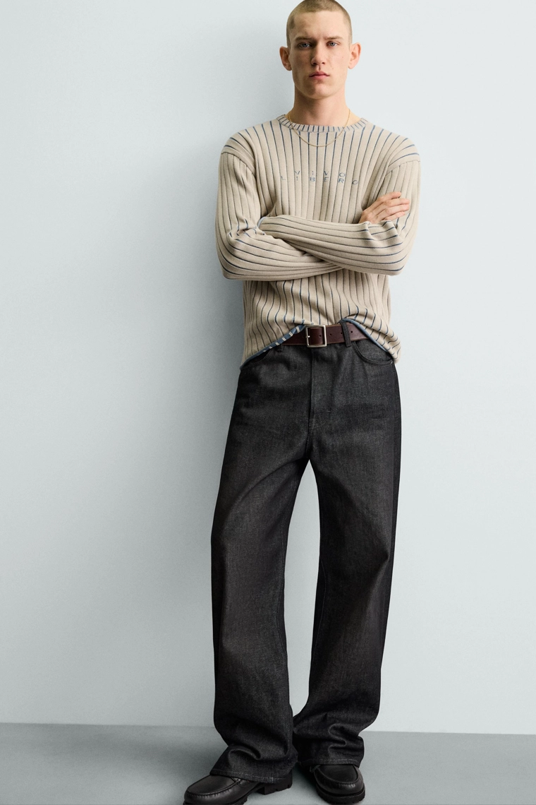 Узкий вязаный свитер с лозунгом