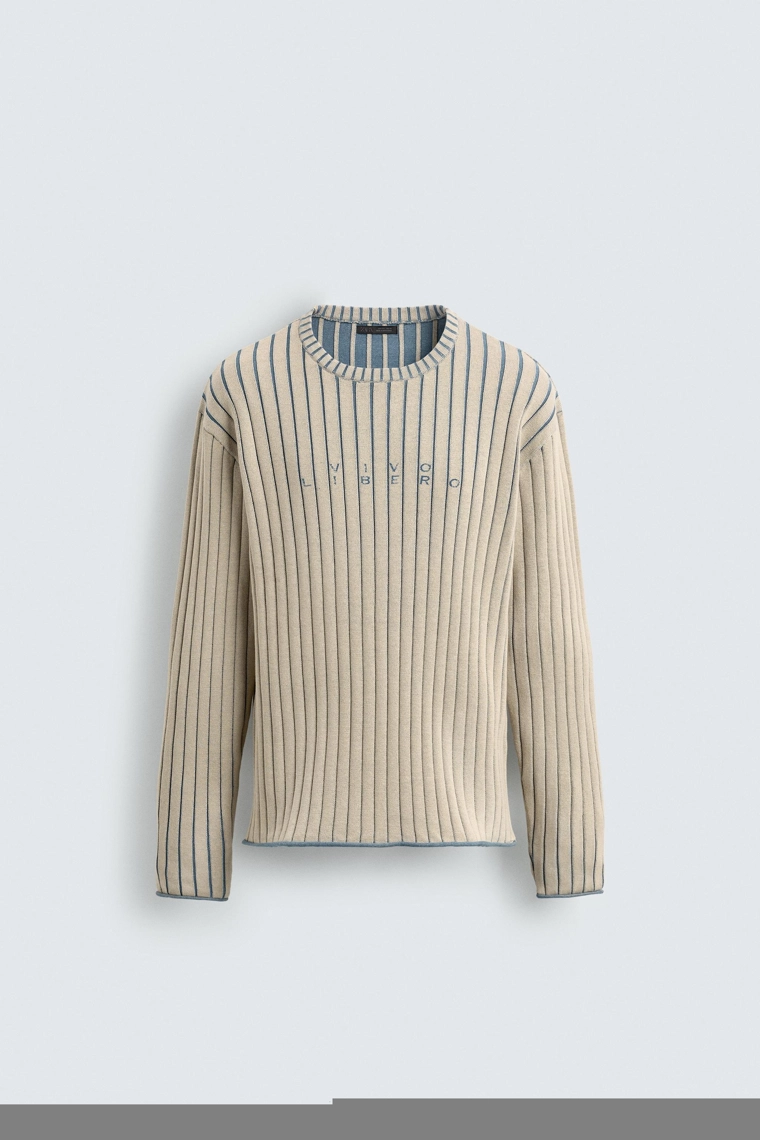 Узкий вязаный свитер с лозунгом