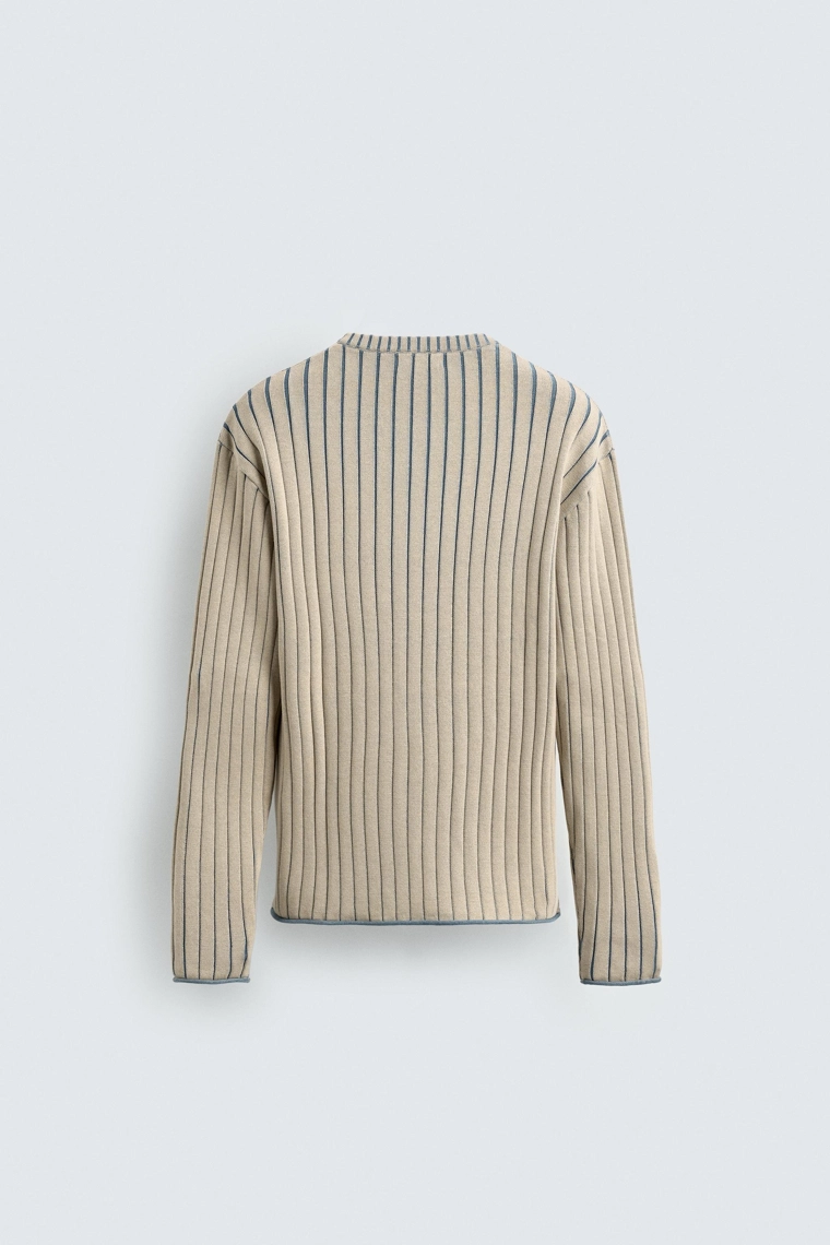 Узкий вязаный свитер с лозунгом