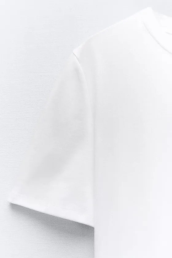 ФУТБОЛКА ОВЕРСАЙЗ В МИНИМАЛИСТИЧНОМ СТИЛЕ