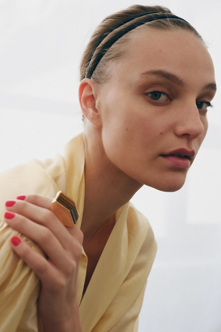 Золотое кольцо с геометрическим узором и вставкой камня