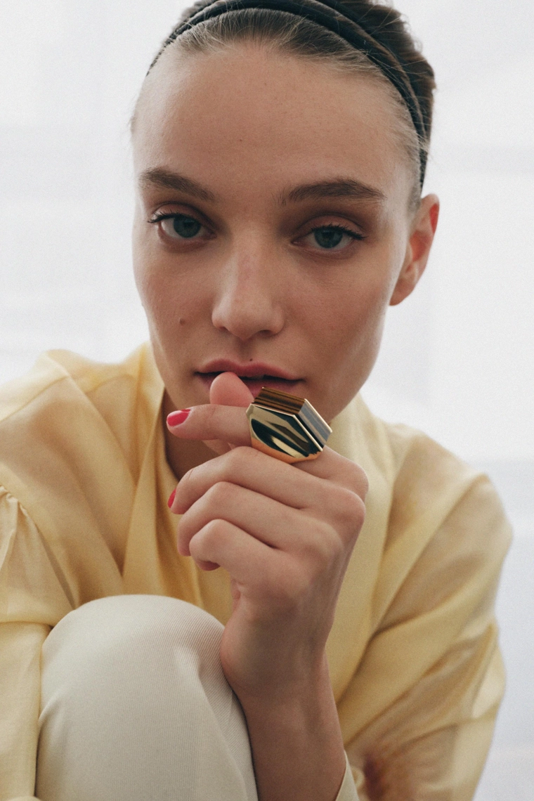 Золотое кольцо с геометрическим узором и вставкой камня