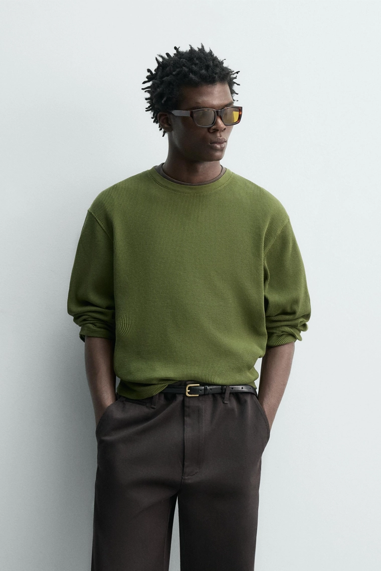 Футболка с рельефным завязанным узором