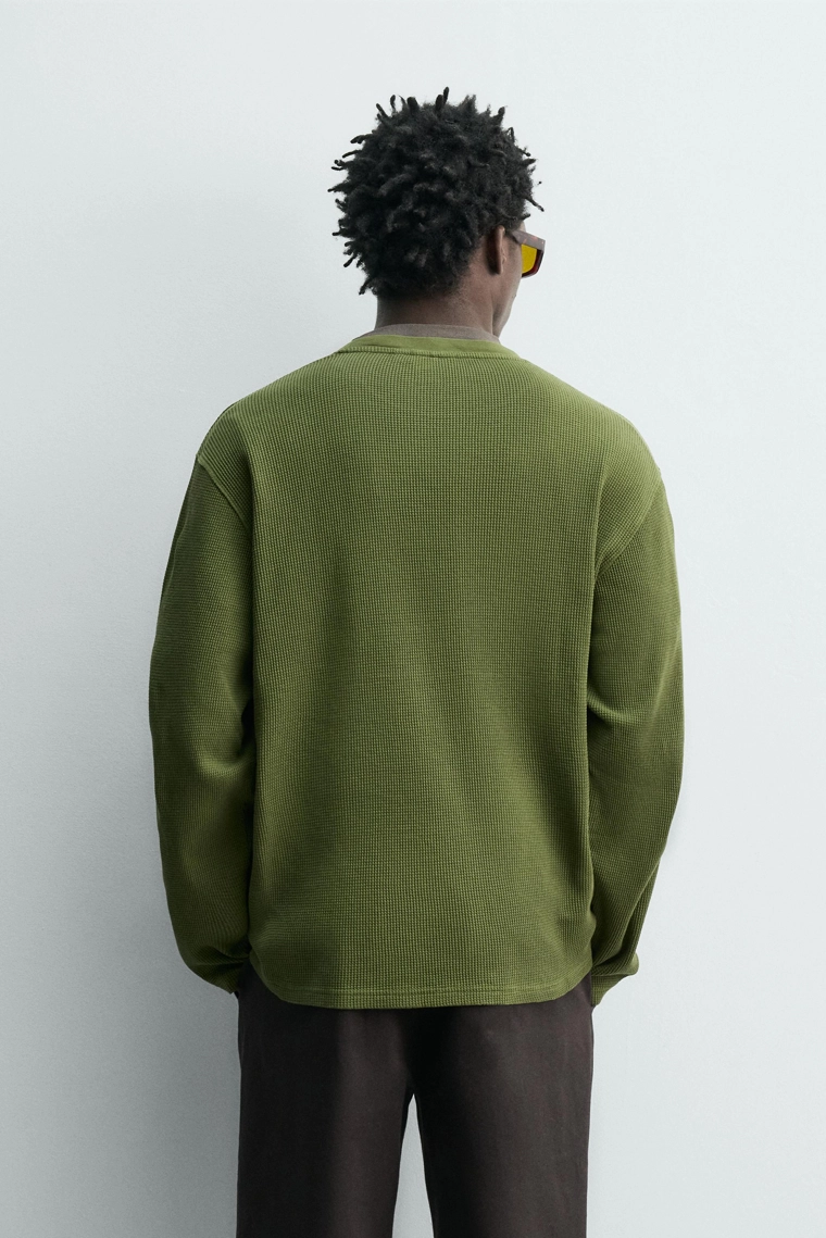 Футболка с рельефным завязанным узором