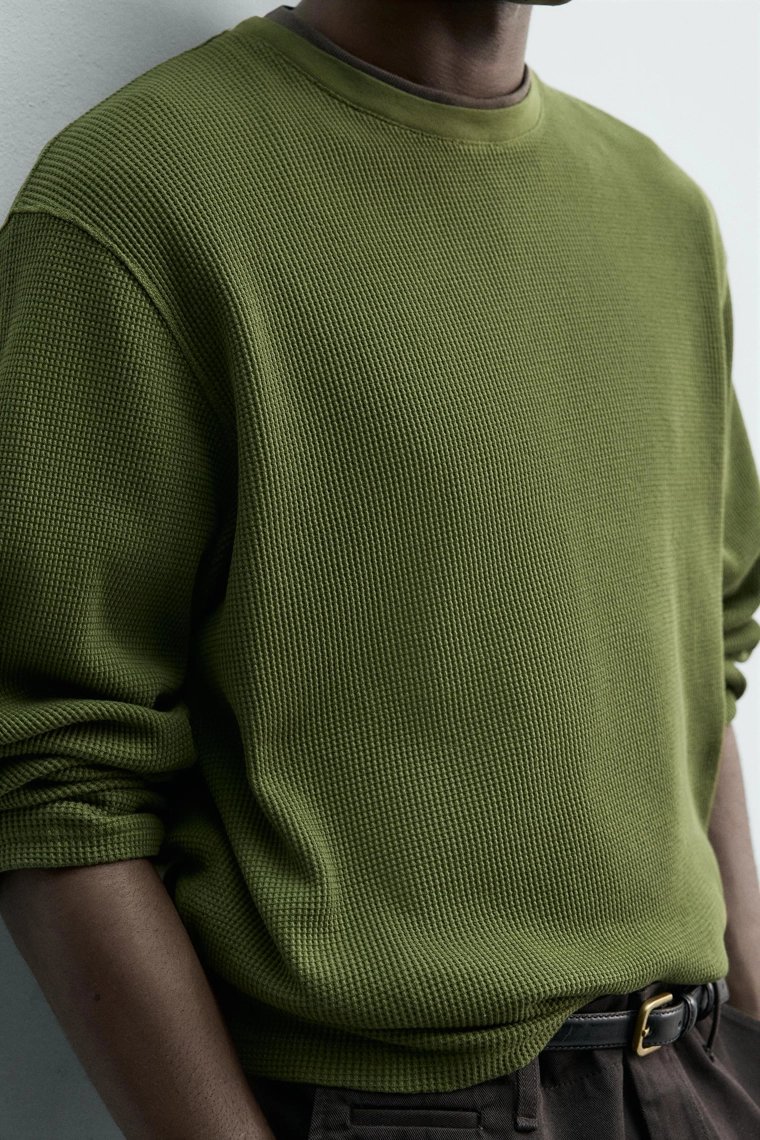 Футболка с рельефным завязанным узором