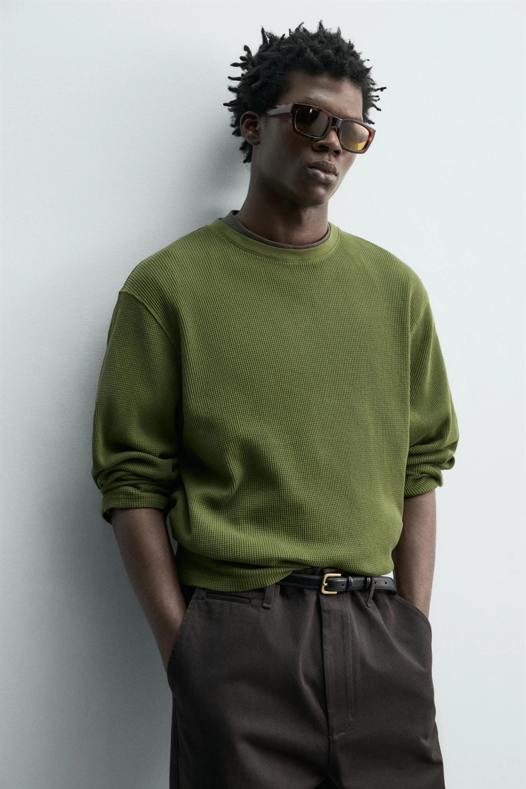 Футболка с рельефным завязанным узором