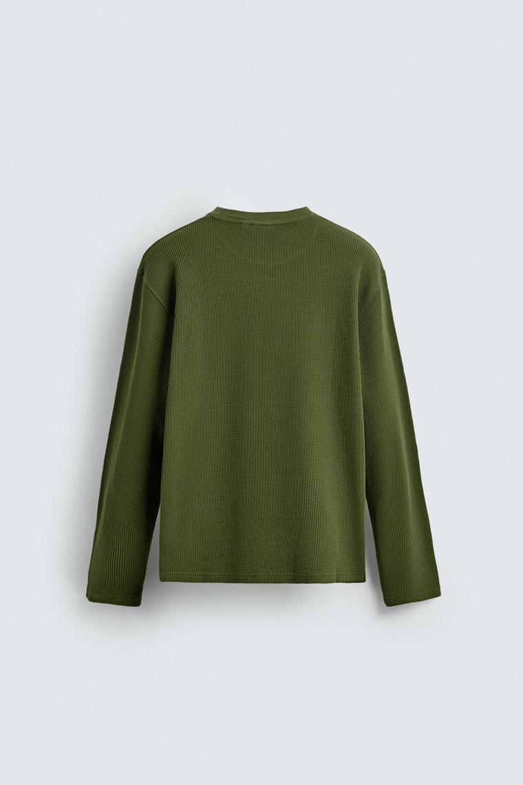 Футболка с рельефным завязанным узором