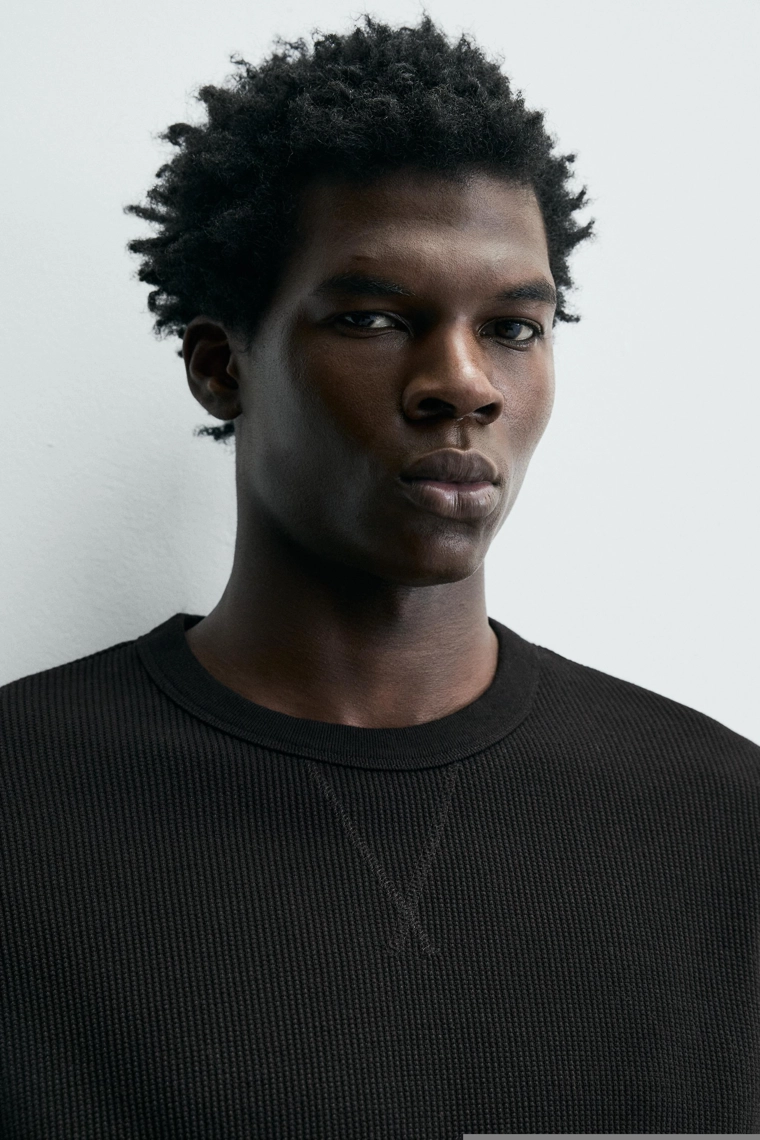 Футболка с текстурой рельефного трикотажа