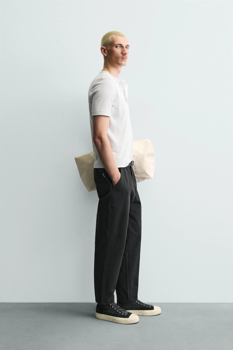 Джинсы морковного кроя с эффектом потертости