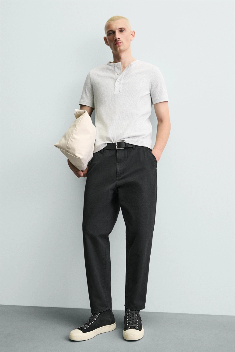 Джинсы морковного кроя с эффектом потертости