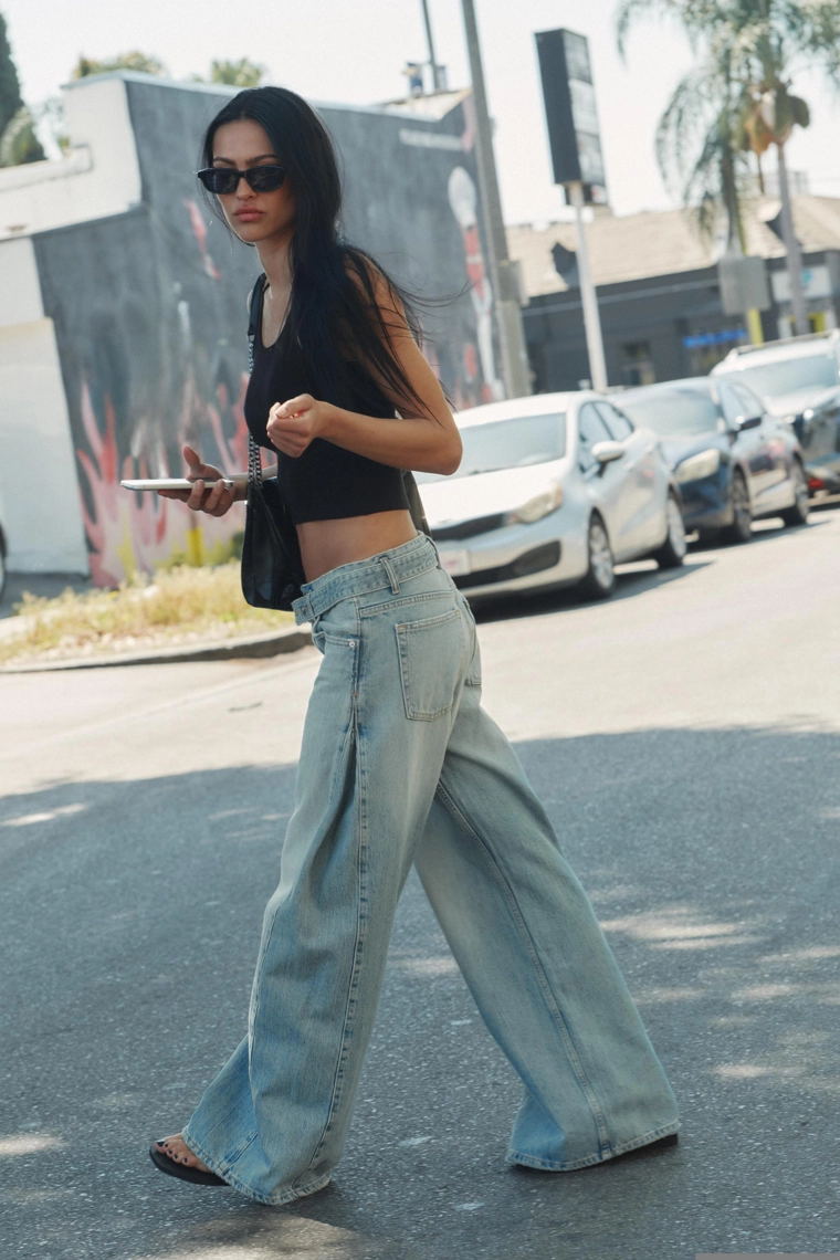 Джинсы на средней талии с поясом trf