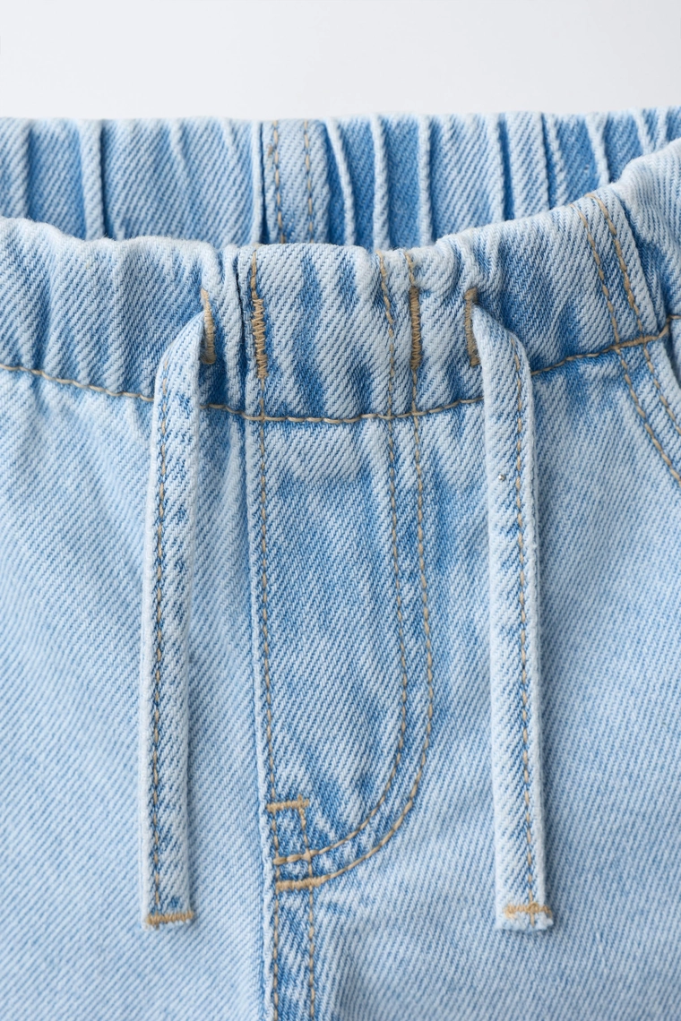 Джинсы широкие со стрелками и порванными участками