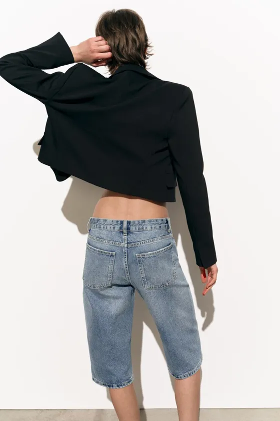 УКОРОЧЕННЫЙ ПРИТАЛЕННЫЙ БЛЕЙЗЕР