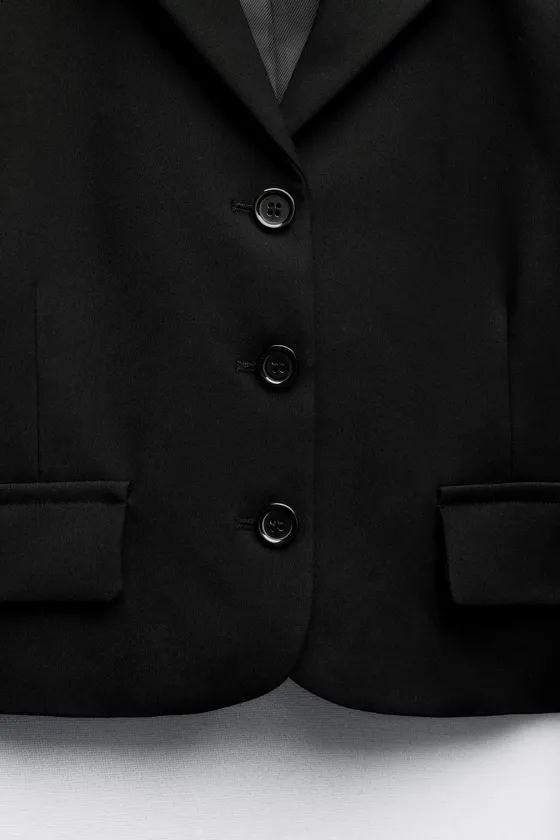 УКОРОЧЕННЫЙ ПРИТАЛЕННЫЙ БЛЕЙЗЕР