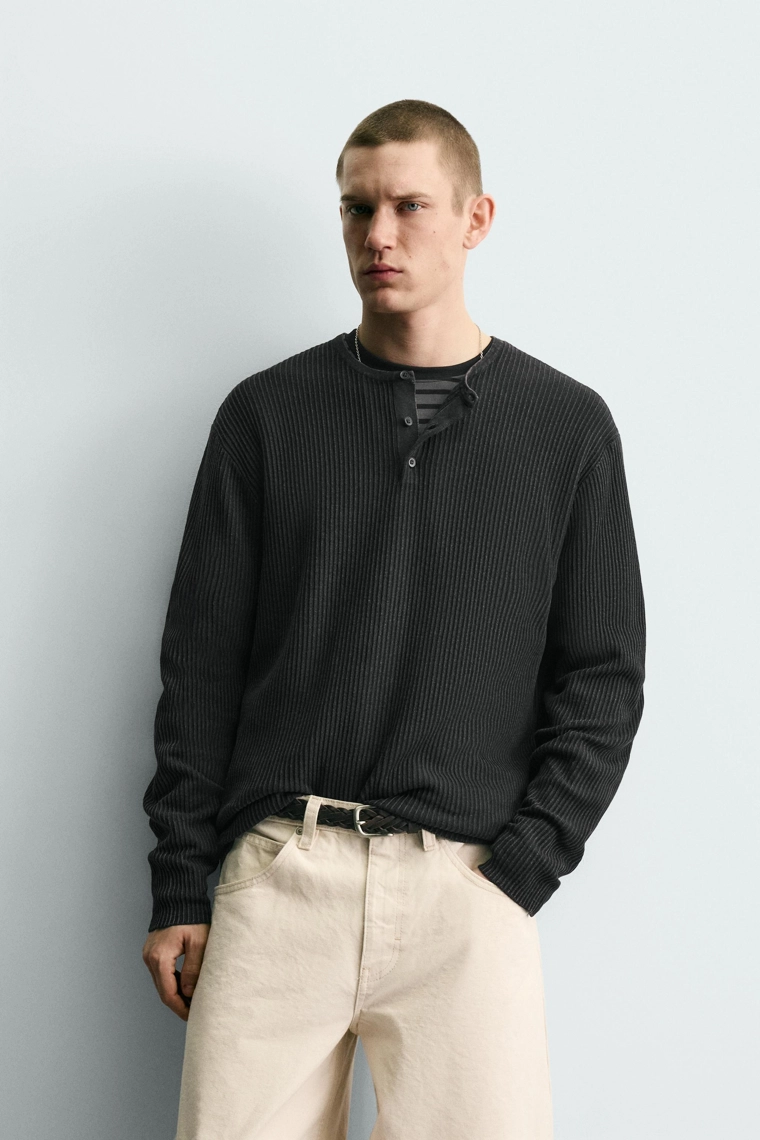 Текстурированный свитер с воротником henley