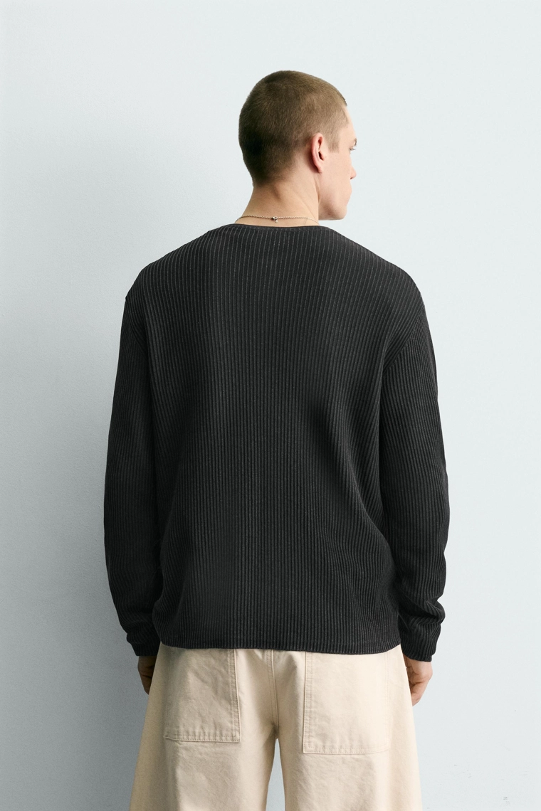 Текстурированный свитер с воротником henley