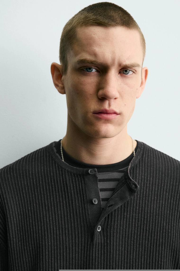 Текстурированный свитер с воротником henley