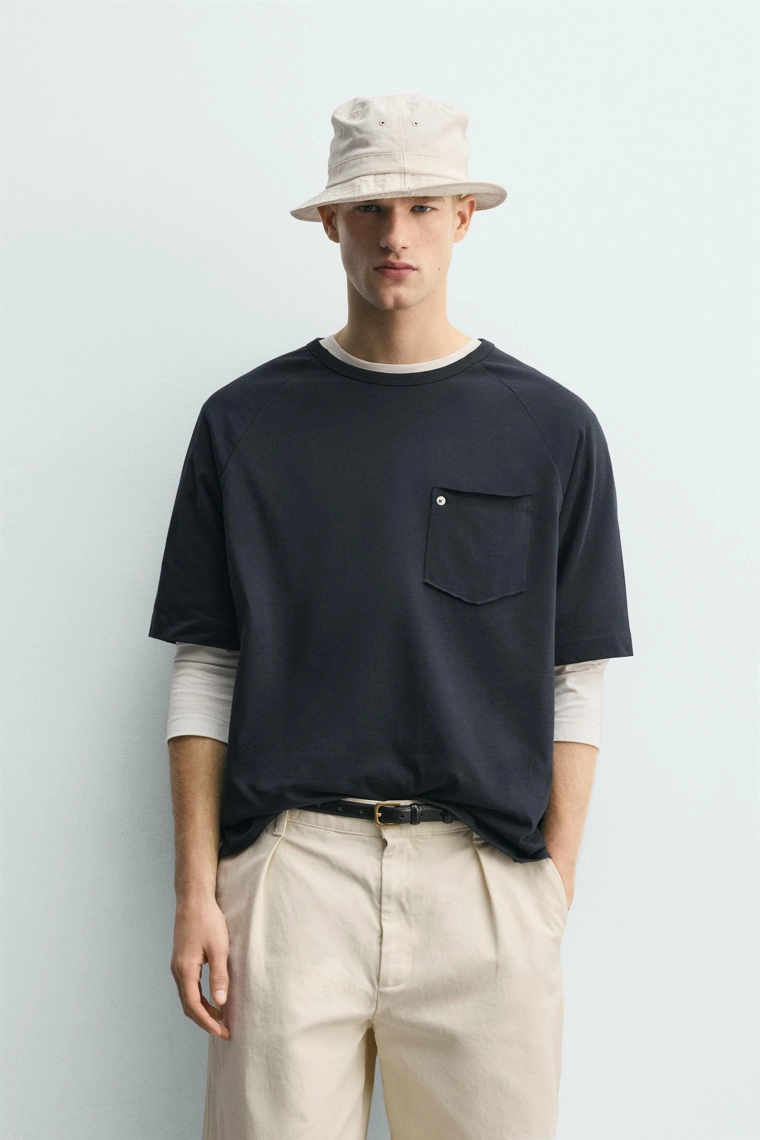 Футболка свободного кроя с карманом на заклепке