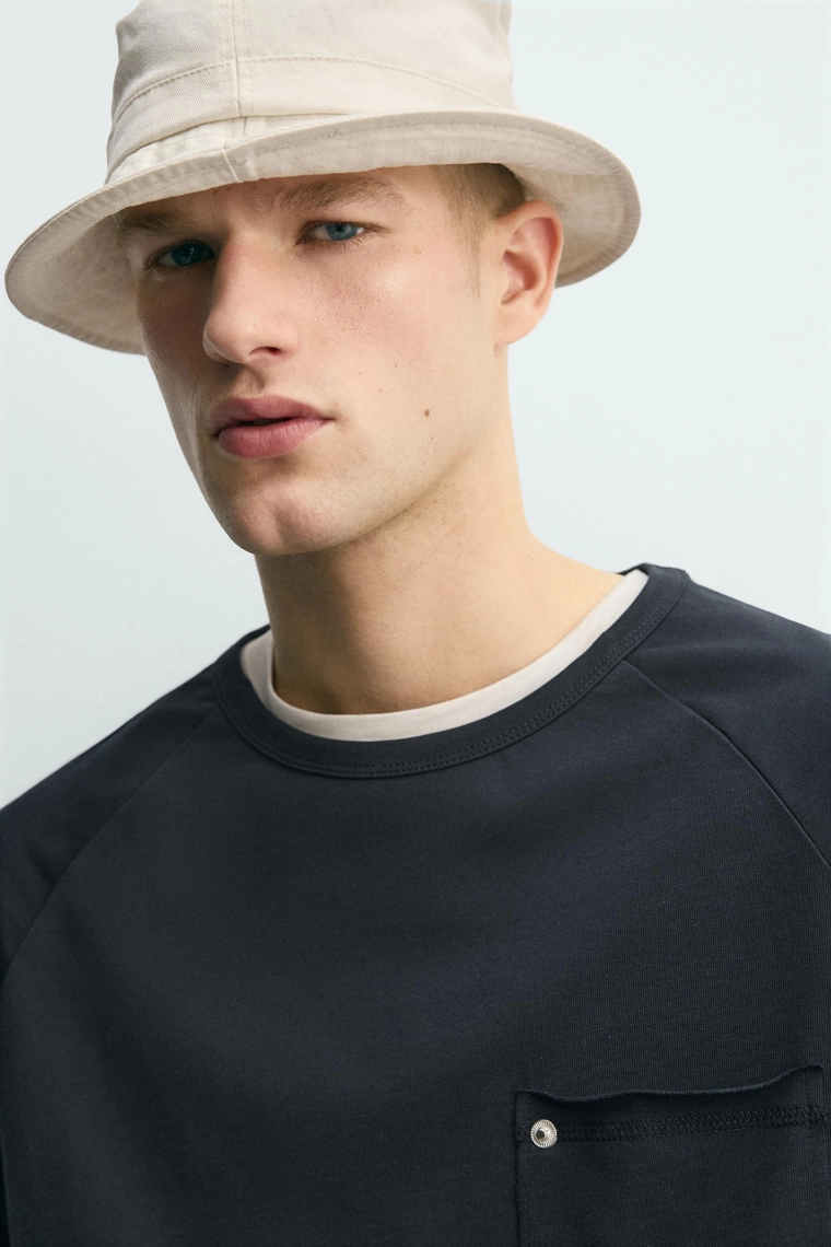 Футболка свободного кроя с карманом на заклепке