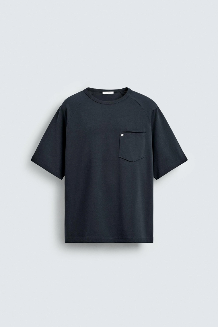 Футболка свободного кроя с карманом на заклепке