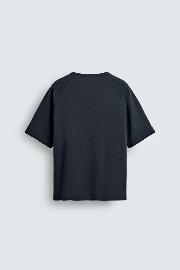 Футболка свободного кроя с карманом на заклепке