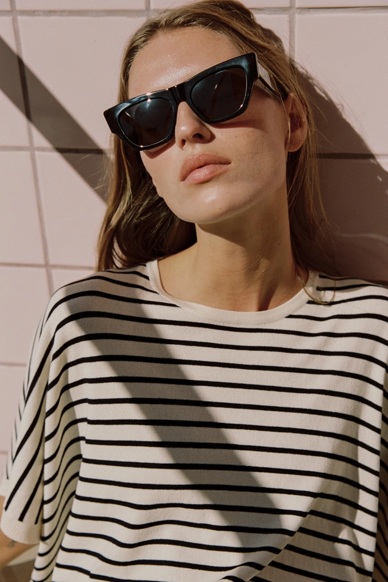 Широкий топ с короткими рукавами из трикотажа