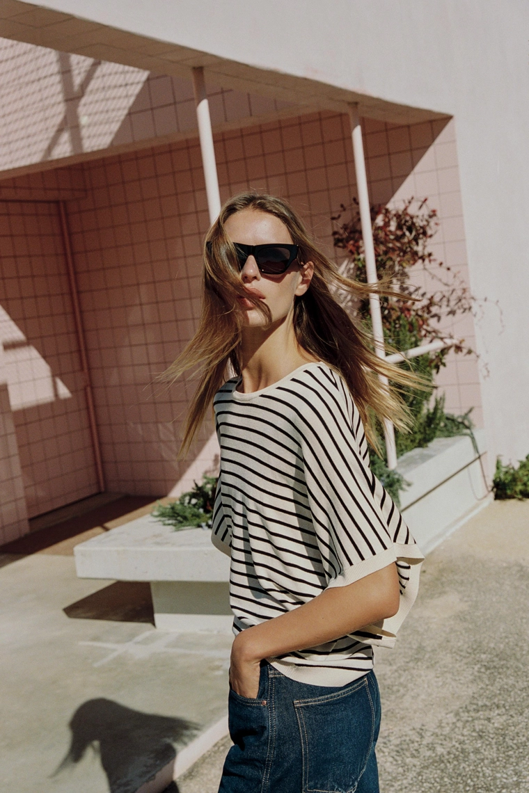 Широкий топ с короткими рукавами из трикотажа