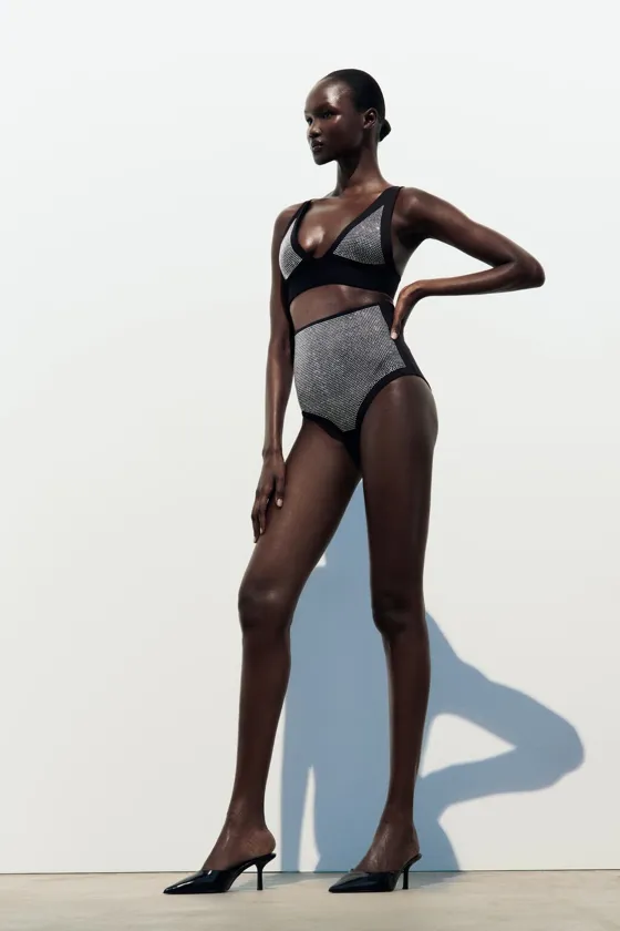 УКОРОЧЕННЫЙ ТОП ИЗ БЛЕСТЯЩЕЙ ТКАНИ