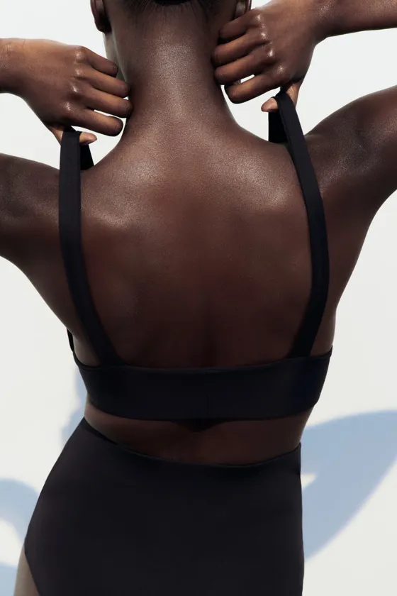 УКОРОЧЕННЫЙ ТОП ИЗ БЛЕСТЯЩЕЙ ТКАНИ