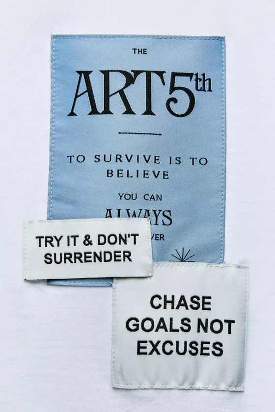 ФУТБОЛКА С КОНТРАСТНЫМ ПРИНТОМ