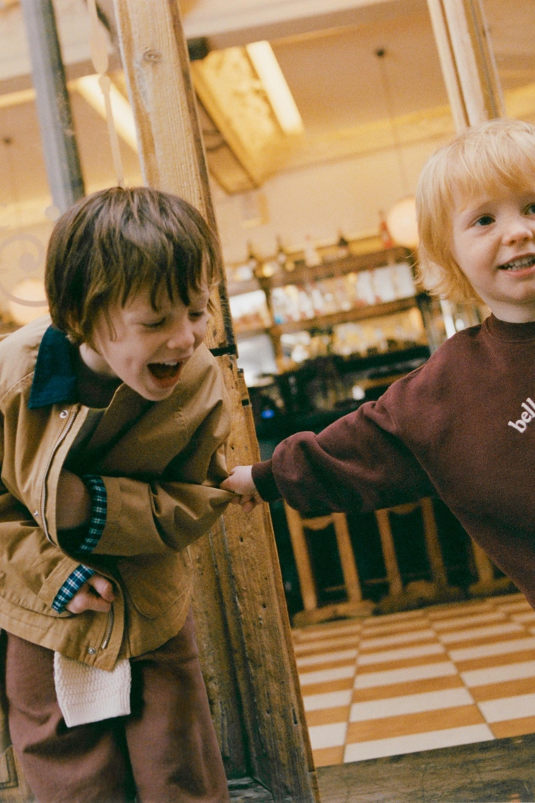 Свитшот с вышитым слоганом