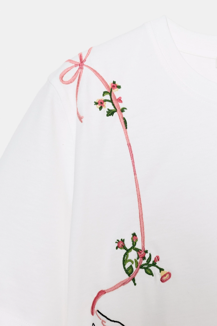 Футболка с цветочной вышивкой