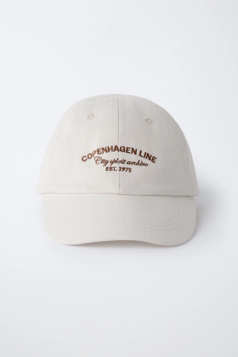 Кепка с вышитым текстом