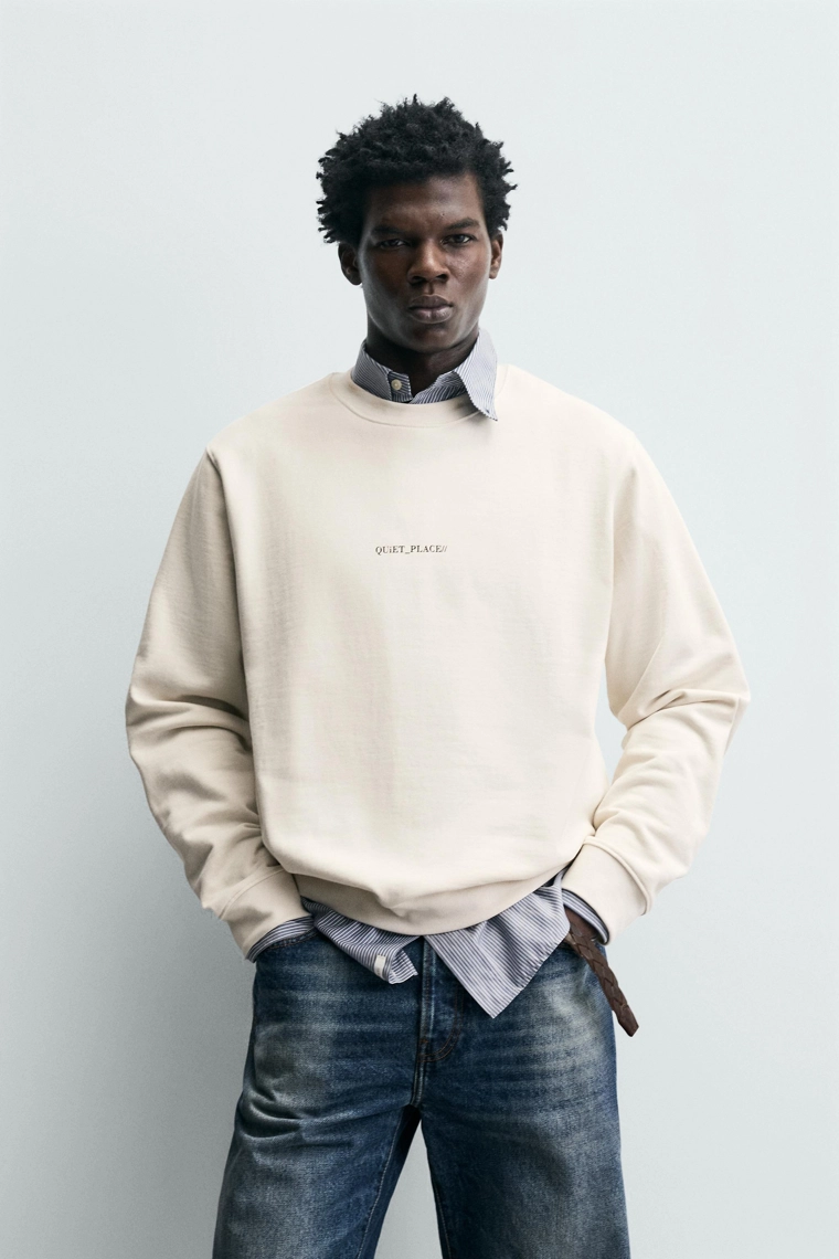 Худи с принтом и слоганом в классическом крое