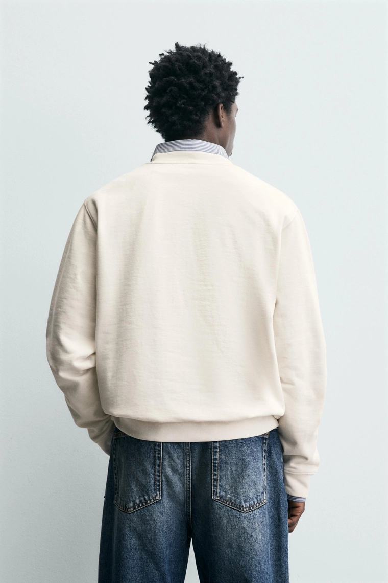 Худи с принтом и слоганом в классическом крое